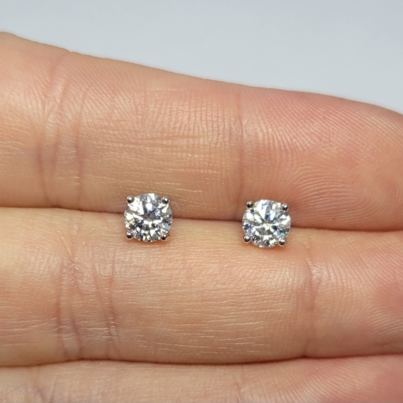 Elegant 1ct Certified Moissanite Silver Stud Earrings - Picture 7 of 9